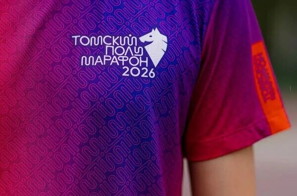 Официальная футболка Томского полумарафона 2026. Выдача футболок производится на ЭКСПО мероприятия, а также может быть отправлена вместе со стартовым пакетом онлайн-забега.